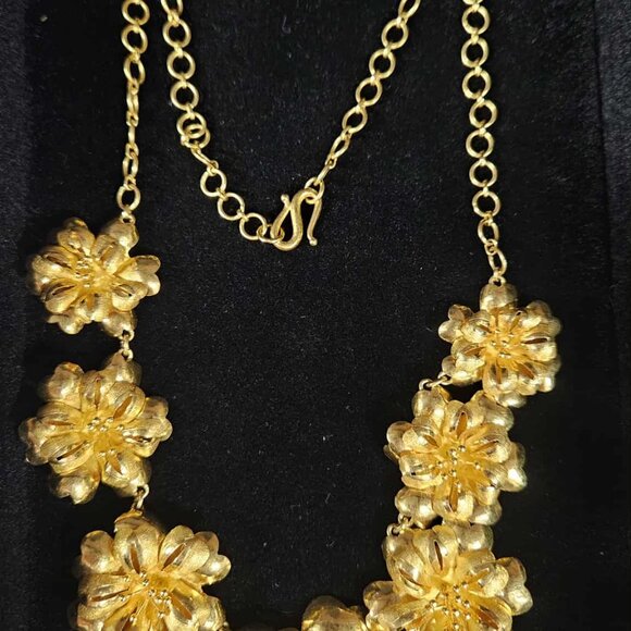Radiant 22k Yellow Gold Flower Necklace - Picture 4 of 11